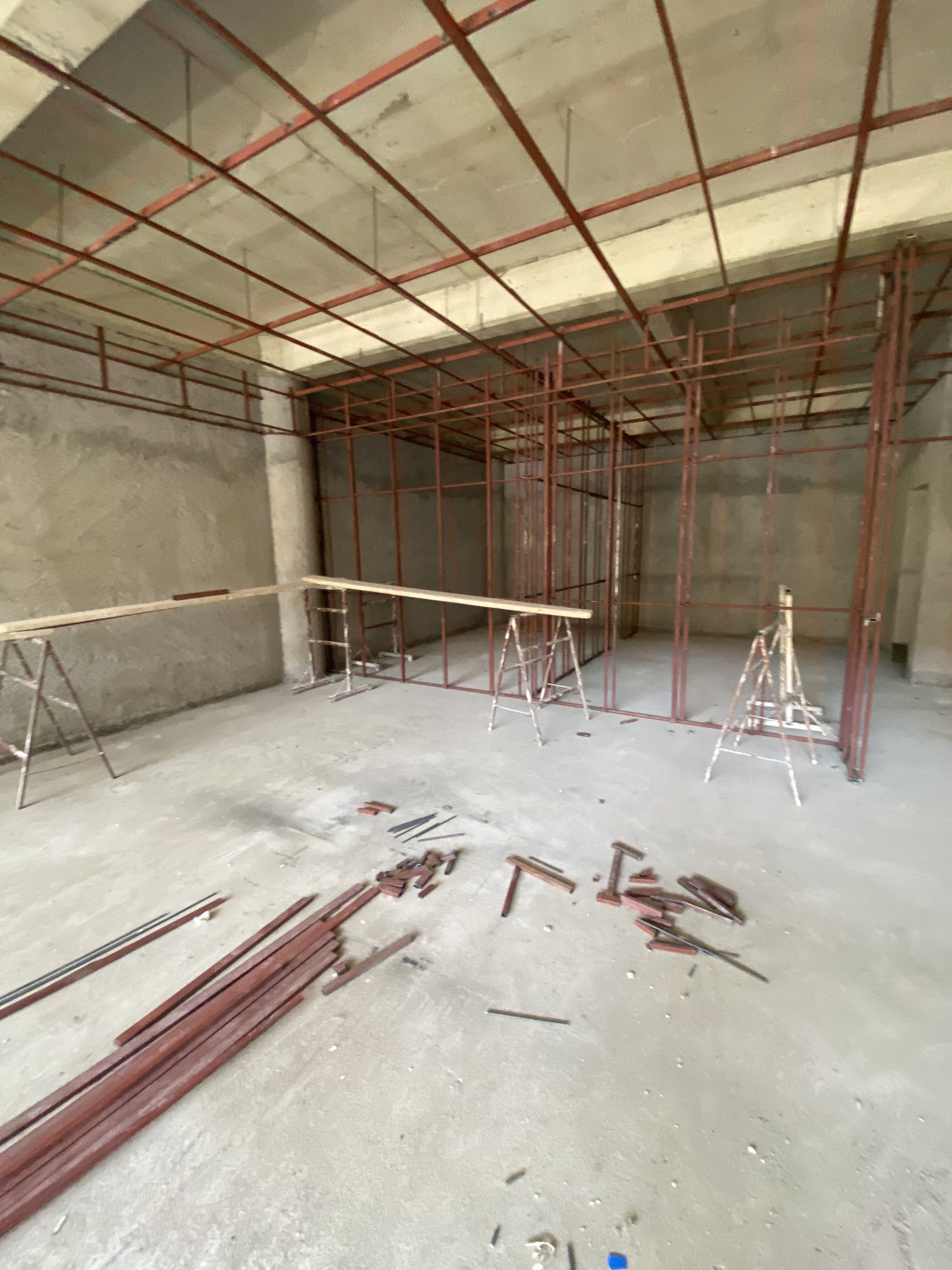 Bahadır Eczanesi şantiyesinde metal tavan ve bölme duvar karkasları